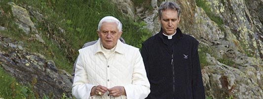 Benedicto XVI Reza el Rosario con Obispos Cubanos en los Jardines Vaticanos